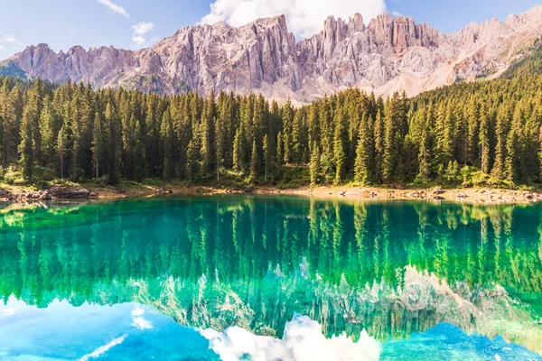 lago di carezza ya da karersee Dolomites dağlarında güzel bir göldür, arka planda mont latemar, South Tyrol, İtalya