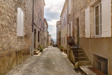 Monflanquin, Fransa - 17 Ekim 2021: Bir sonbahar günü şehir merkezindeki tipik evlerin mimari ayrıntıları