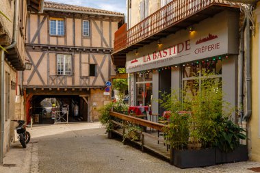 Monflanquin, Fransa - 17 Ekim 2021: Bir sonbahar günü şehir merkezindeki tipik evlerin mimari ayrıntıları