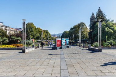 Braga, Portekiz - 27 Ekim 2021: Cumhuriyet Meydanı 'ndaki sokak atmosferi ve mimari detay (praa da Republica) insanların sonbahar günü yürüdükleri yer.