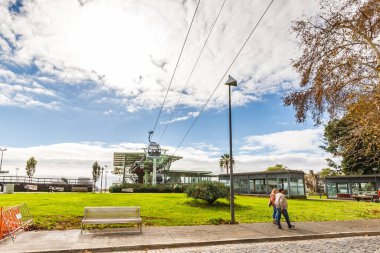 Funchal, Madeira, Portekiz - 27 Aralık 2021: İnsanların kış günü yürüdüğü Funchal-Monte tramvayı etrafındaki sokak atmosferi