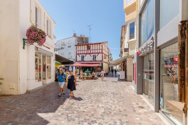 Les Sables d Olonnes, Fransa - 10 Temmuz 2022: Tarihi şehir merkezinde bir yaz günü mimari detay ve atmosfer.