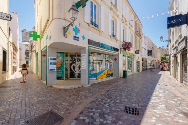 Les Sables d Olonnes, Fransa - 10 Temmuz 2022: Tarihi şehir merkezinde bir yaz günü mimari detay ve atmosfer.