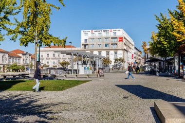 Braga, Portekiz - 27 Ekim 2021: Conde de Agrolongo (Agrolongo Kontu) meydanı insanların bir sonbahar günü yürüdükleri yer.