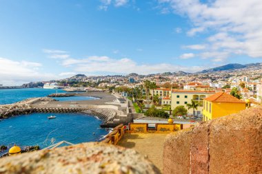Funchal, Madeira, Portekiz - 27 Aralık 2021: Sao Tiago şehri ve Atlantik Okyanusu 'na bakan kale manzarası