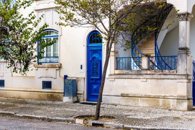 Santarem, Portekiz - 27 Ekim 2020: Bir sonbahar gününde şehir merkezindeki tipik bir evin mimari ayrıntıları