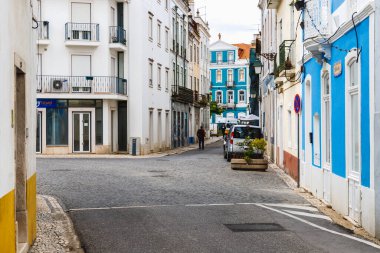 Santarem, Portekiz - 27 Ekim 2020: Bir sonbahar gününde şehir merkezindeki tipik bir evin mimari ayrıntıları