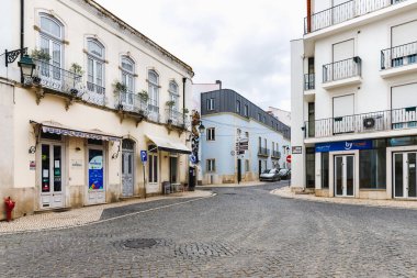 Santarem, Portekiz - 27 Ekim 2020: Bir sonbahar gününde şehir merkezindeki tipik bir evin mimari ayrıntıları