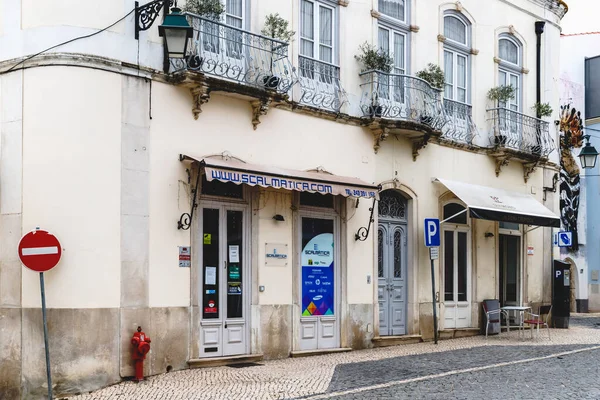 Santarem, Portekiz - 27 Ekim 2020: Bir sonbahar gününde şehir merkezindeki tipik bir evin mimari ayrıntıları