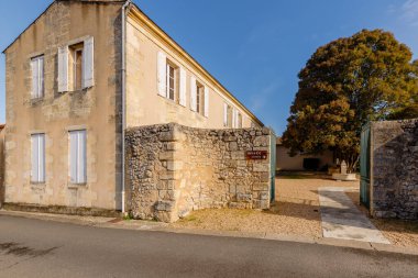 Plassac, Fransa - 01 Kasım 2022: Plassac 'taki Gallo Roma Köşkü ve şehir merkezindeki müzesinin yıkılması
