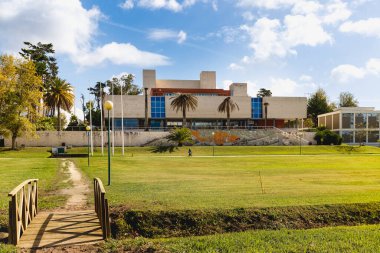 Figueira da Foz, Coimbra, Portekiz: 26 Ekim 2020: Bir sonbahar gününde CAE sanat ve eğlence merkezinin (Centro de Artes e Espectaculos) dış görünümü