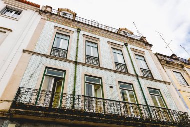 Santarem, Portekiz - 27 Ekim 2020: Bir sonbahar gününde şehir merkezindeki tipik bir evin mimari ayrıntıları