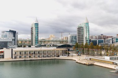 Lizbon, Portekiz - 27 Ekim 2020: Sao (kutsal) Gabriel ve Raphael olmak üzere iki modern kulesiyle Uluslar Parkı 'nın genel görünümü. Kutsal...