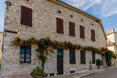 Monflanquin, Fransa - 17 Ekim 2021: Bir sonbahar günü şehir merkezindeki tipik evlerin mimari ayrıntıları