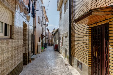 Porto, Portekiz - 23 Ekim 2020: Bir sonbahar günü tarihi şehir merkezinde tipik evlerin mimari ayrıntıları