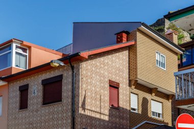 Porto, Portekiz - 23 Ekim 2020: Bir sonbahar günü tarihi şehir merkezinde tipik evlerin mimari ayrıntıları