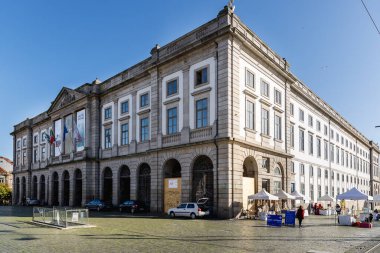 Porto, Portekiz - 23 Ekim 2020: Bir sonbahar gününde Porto Üniversitesi ve sokak atmosferi cephesi