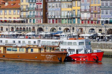 Porto, Portekiz - 23 Ekim 2020: Bir sonbahar günü Douro nehri üzerinde tipik mimarisi olan binaların manzarası