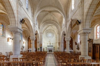 Plassac, Fransa - 01 Kasım 2022: Şehir merkezindeki St Pierre de Plassac kilisesinin iç mimari ayrıntıları