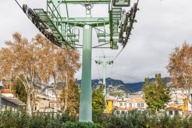 Funchal, Madeira, Portekiz - 27 Aralık 2021: İnsanların kış günü yürüdüğü Funchal-Monte tramvayı etrafındaki sokak atmosferi