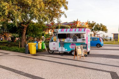 Funchal, Madeira, Portekiz - 31 Aralık 2021: Limanın yakınındaki bir turist meydanında dondurma satıcısı