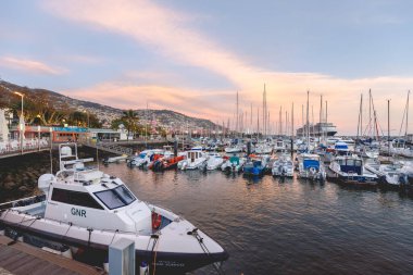 Funchal, Madeira, Portekiz - 31 Aralık 2021: İnsanların yeni yıl havai fişeklerini izlemek için akşamları toplandığı Funchal marinası