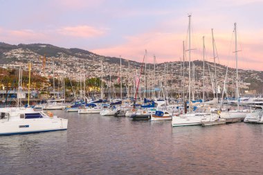 Funchal, Madeira, Portekiz - 31 Aralık 2021: İnsanların yeni yıl havai fişeklerini izlemek için akşamları toplandığı Funchal marinası