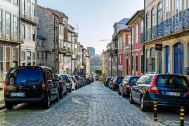 Porto, Portekiz - 23 Ekim 2020: Bir sonbahar günü tarihi şehir merkezinde tipik evlerin mimari ayrıntıları