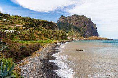 Portekiz, Madeira Adası 'ndaki Maiata plajının huzurlu manzarası.