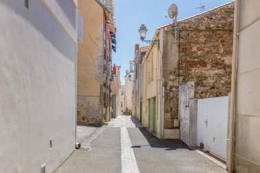 Les Sables d Olonnes, Fransa - 10 Temmuz 2022: Tarihi şehir merkezinin sokaklarındaki konutların mimari ayrıntıları..