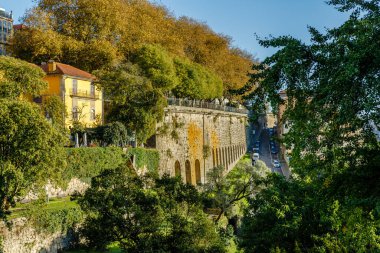 Porto, Portekiz - 23 Ekim 2020: Bir sonbahar günü tarihi şehir merkezinde tipik evlerin mimari ayrıntıları