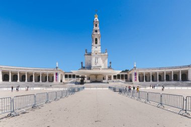 Fatima, Santarem, Portekiz - 26 Haziran 2021: Fatima Hanımefendimizin Sığınağı (Nossa Senhora do Rorario de Fatima) ve ziyaretçilerin yaz günü yürüdüğü bazilika manzarası