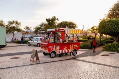 Funchal, Madeira, Portekiz - 31 Aralık 2021: Limanın yakınındaki bir turist meydanında dondurma satıcısı