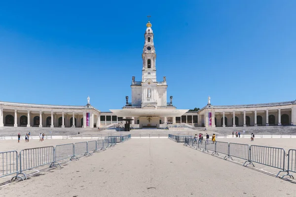 ファティマ サンタレム ポルトガル 2021年6月26日 ファティマの聖母教会 ロラリオ ファティマ教会 と訪問者が夏の日に歩く大聖堂の景色 — ストック写真