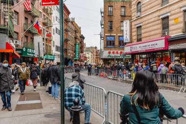 New York, Çin Mahallesi, ABD - 12 Şubat 2023: Çin Mahallesi 'nde Yeni Yıl Geçidi öncesinde halk Tavşan Yılı için yerleşti (Mao)