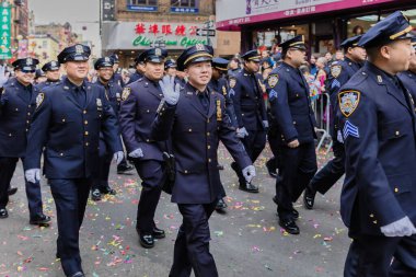 New York, Çin Mahallesi, ABD - 12 Şubat 2023: NYPD Asyalı Yeşim Topluluğu Çin Mahallesi Yeni Yıl kutlamaları sırasında halkın önünde geçit töreni düzenliyor