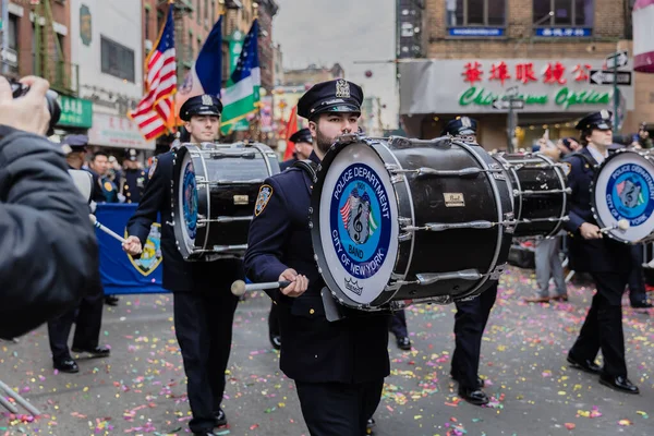 New York, Çin Mahallesi, ABD - 12 Şubat 2023 Çin Yeni Yılı kutlamaları sırasında New York Emniyet Müdürlüğü Polis Teşkilatı halkın önünden geçti