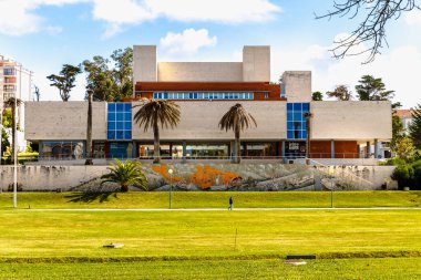 Figueira da Foz, Coimbra, Portekiz: 26 Ekim 2020: Bir sonbahar gününde CAE sanat ve eğlence merkezinin (Centro de Artes e Espectaculos) dış görünümü