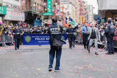 New York, Çin Mahallesi, ABD - 12 Şubat 2023 Çin Yeni Yılı kutlamaları sırasında New York Emniyet Müdürlüğü Polis Teşkilatı halkın önünden geçti