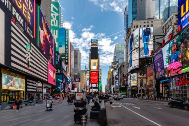 New York, Manhattan, ABD - 15 Şubat 2023: Times Meydanı 'nın bir kış günü reklam ekranları ve yürüyüşçüleriyle görüntülenmesi