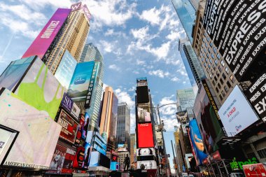 New York, Manhattan, ABD - 15 Şubat 2023: Times Meydanı 'nın bir kış günü reklam ekranları ve yürüyüşçüleriyle görüntülenmesi