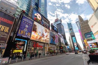 New York, Manhattan, ABD - 15 Şubat 2023: Times Meydanı 'nın bir kış günü reklam ekranları ve yürüyüşçüleriyle görüntülenmesi