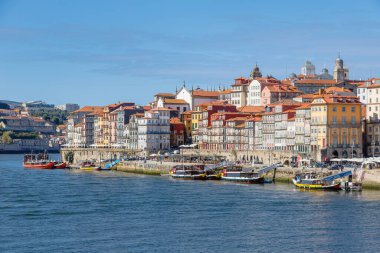 Porto, Portekiz - 23 Ekim 2020: Bir sonbahar günü Douro nehri üzerinde tipik mimarisi olan binaların manzarası