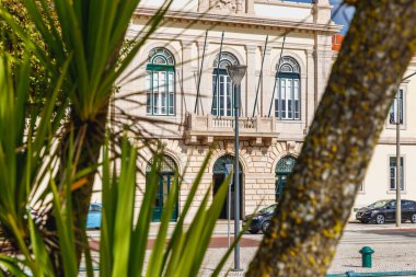 Figueira da Foz, Portekiz - 26 Ekim 2020: Bir sonbahar günü tarihi şehir merkezinde belediye binasının sokak atmosferi ve mimari ayrıntıları