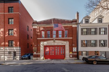 Brooklyn, New York, ABD - 11 Şubat 2023: Araç 205 itfaiye istasyonu H & L 118 itfaiye istasyonu kapısı, Brooklyn 'de bir kış günü Manhattan' ın yanında.
