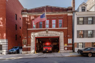 Brooklyn, New York, ABD - 11 Şubat 2023: Araç 205 itfaiye istasyonu H & L 118 itfaiye istasyonu kapısı, Brooklyn 'de bir kış günü Manhattan' ın yanında.