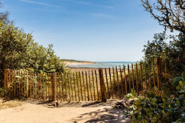 Fransa 'nın Jard sur Mer kentindeki La Mine plajının bir yaz günü Vendee, Fransa