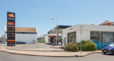 Tavira, Portekiz - 3 Mayıs 2018: İlkbahar günü şehir merkezindeki REPSOL benzin istasyonu