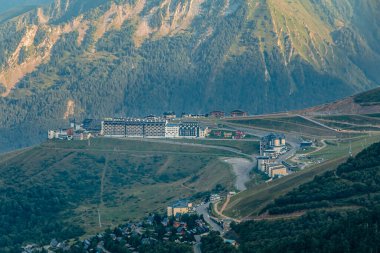 Saint Lary, Fransa - 20 Ağustos 2018: Pla D Adet kayak merkezi bir yaz gününde binaların genel bakış