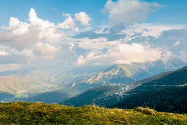 Saint Lary, Fransa - 20 Ağustos 2018: Pla D Adet kayak merkezi bir yaz gününde binaların genel bakış
